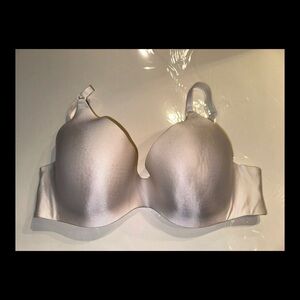 VICTORIA’S SECRET
40C
Body By Victoria
White
Smoke-free
Pet-free